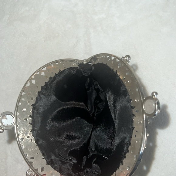 VINTAGE-look black shimmer satin purse ornate chain & kiss lock evening pouch - Picture 2 of 2